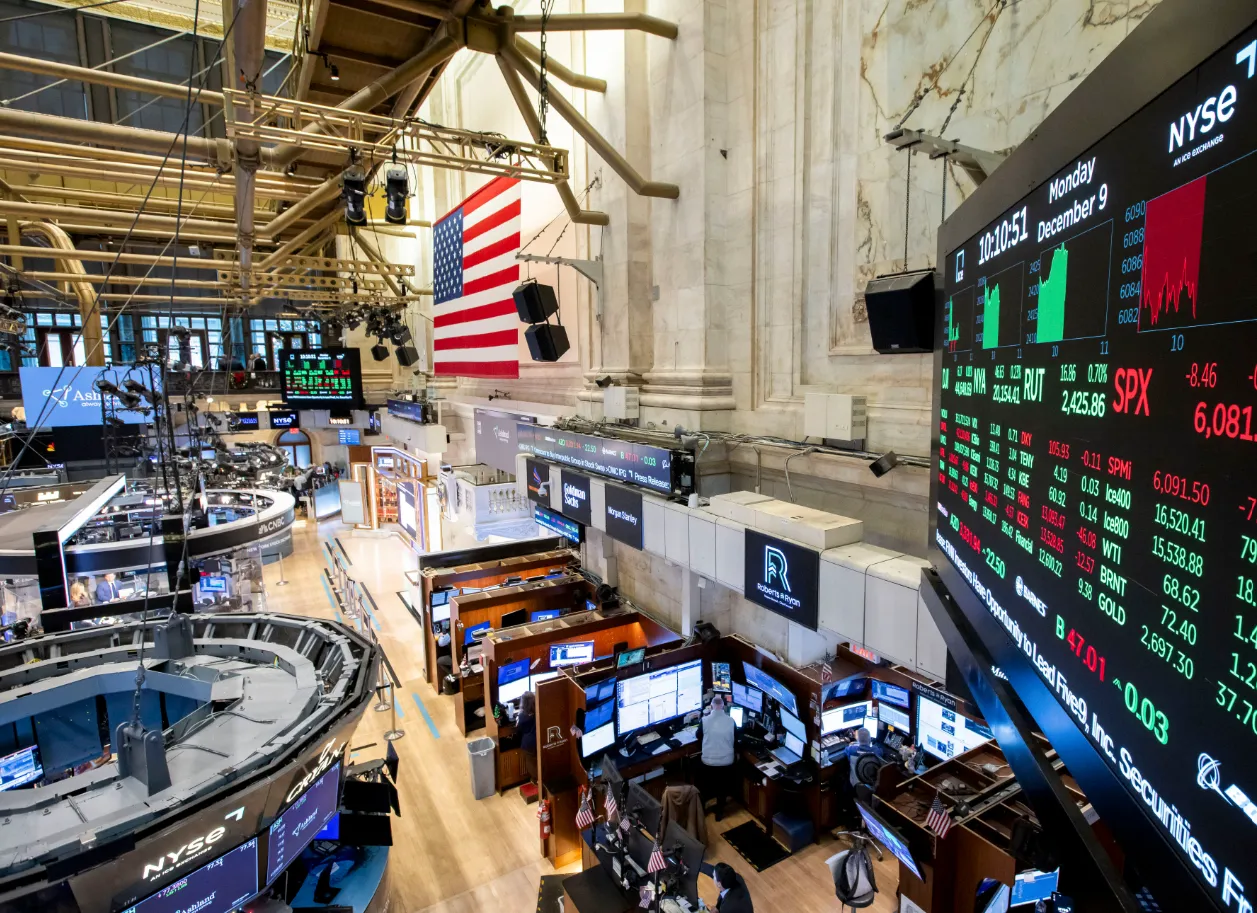 S&P 500 พุ่งทำสถิติสูงสุด นักลงทุนไทยควรรู้อะไรบ้างในปี 2568