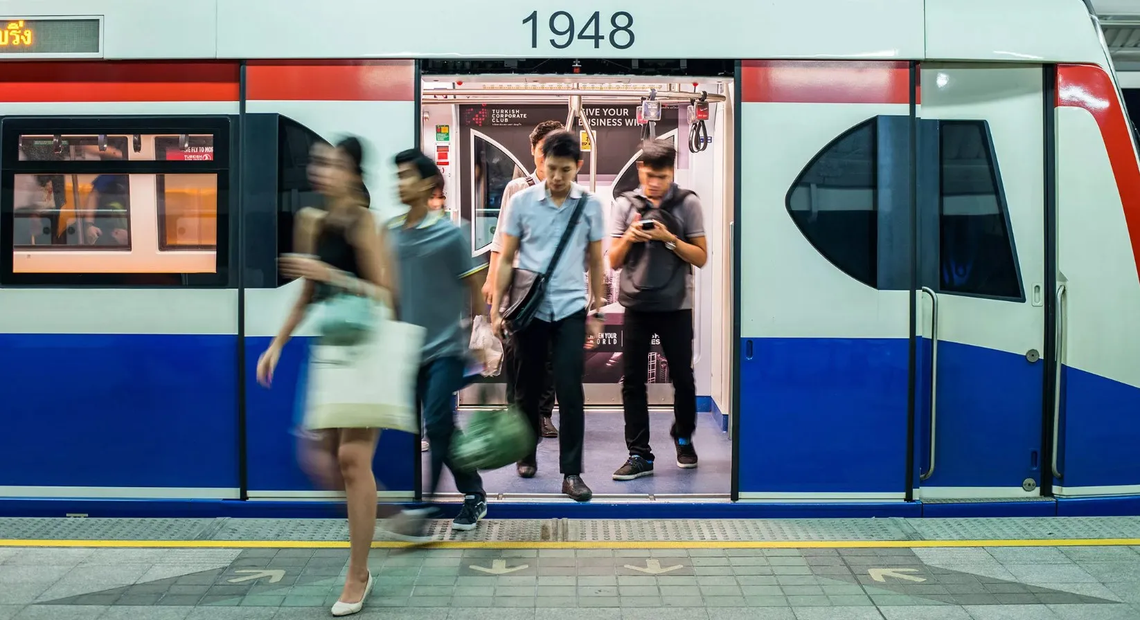 เจาะลึกนโยบายรถไฟฟ้า 20 บาท โอกาสทองครั้งใหม่ของนักลงทุน หรือกับดักล่อแมลงเม่า