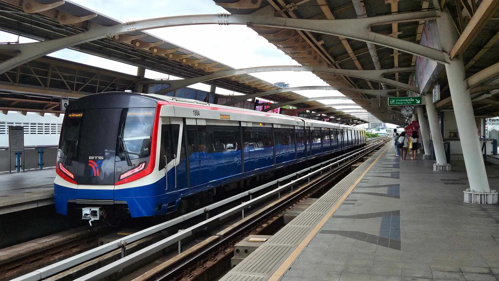 เจาะลึกนโยบายรถไฟฟ้า 20 บาท โอกาสทองครั้งใหม่ของนักลงทุน หรือกับดักล่อแมลงเม่า