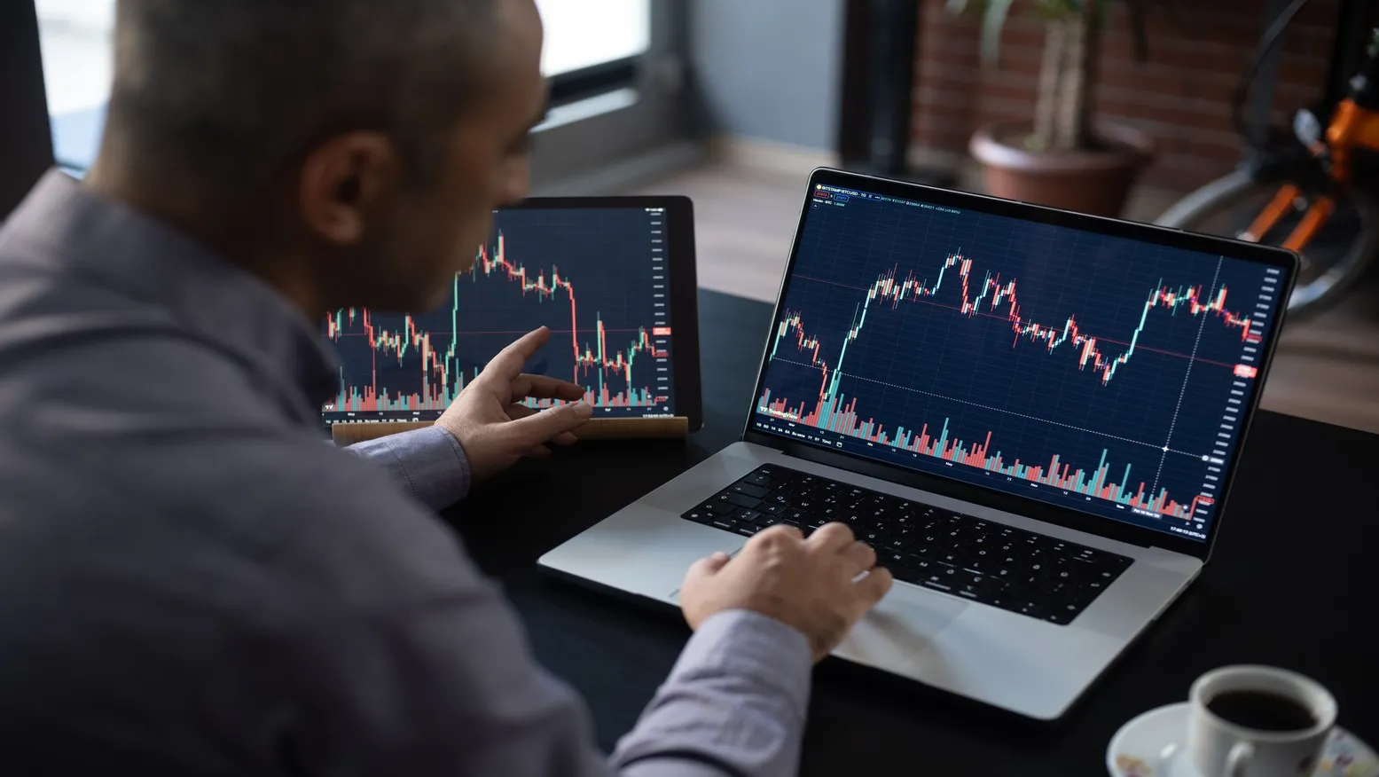 ทรัมป์เขย่าบัลลังก์ปลดบอร์ด FED พลิกวิกฤตสู่โอกาสลงทุนในตลาดเกิดใหม่และหุ้นไทย