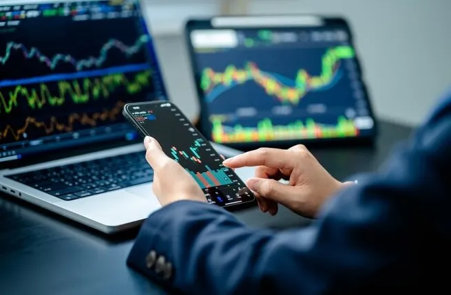 ทรัมป์เขย่าบัลลังก์ปลดบอร์ด FED พลิกวิกฤตสู่โอกาสลงทุนในตลาดเกิดใหม่และหุ้นไทย